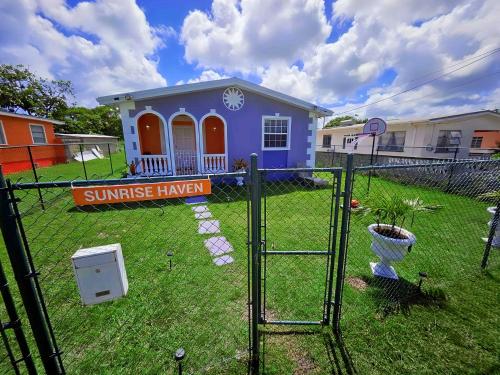 숙소 외관, Sunrise Haven Holiday Apartments Barbados in 차르노크