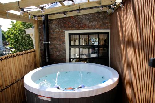 Pezsgőfürdő, Luxury Harbour Apartment with Sauna and Jacuzzi in Oude Stad