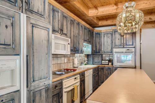 6 Bedroom Cabin by Xquisite Rentals in Woodland (UT)