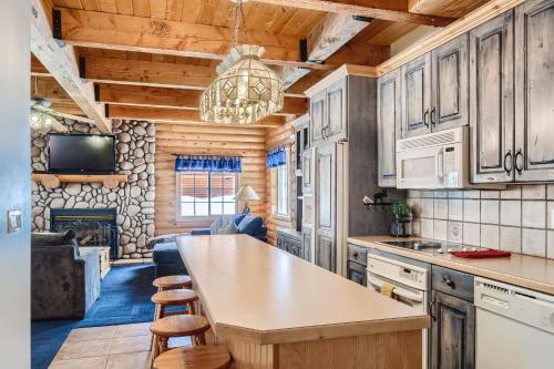 6 Bedroom Cabin by Xquisite Rentals in Woodland (UT)