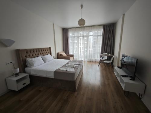 Bright Flat with Courtyard Pool, Itʼkhvisi