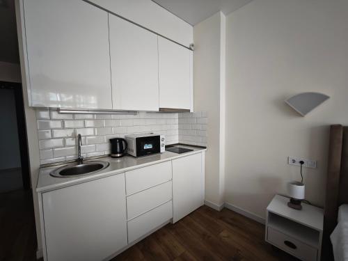 Bright Flat with Courtyard Pool, Itʼkhvisi (Foto 3)