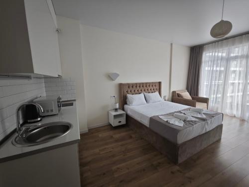 Bright Flat with Courtyard Pool, Itʼkhvisi (Foto 5)