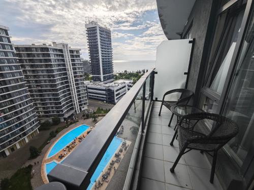 Bright Flat with Courtyard Pool, Itʼkhvisi (Foto 6)