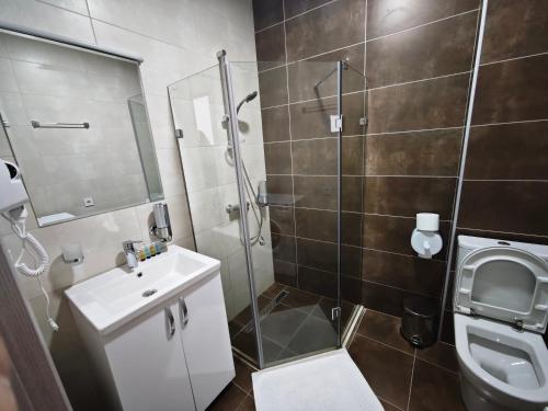 Bright Flat with Courtyard Pool, Itʼkhvisi (Foto 7)