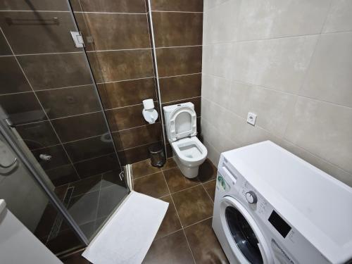 Bright Flat with Courtyard Pool, Itʼkhvisi (Foto 9)
