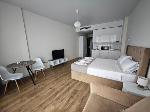 Bright Flat with Courtyard Pool, Itʼkhvisi (Foto 10)