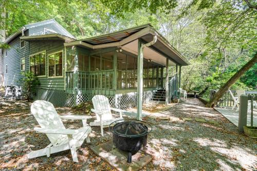 Cartecay River Retreat w/ Yard & Screened Porch! in East Ellijay (GA)