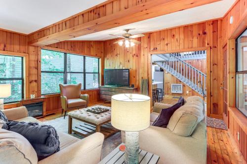 Cartecay River Retreat w/ Yard & Screened Porch! in East Ellijay (GA)
