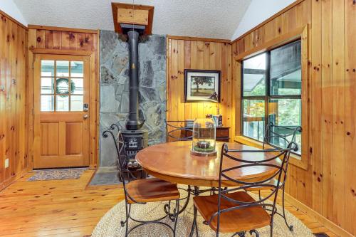 Cartecay River Retreat w/ Yard & Screened Porch! in East Ellijay (GA)