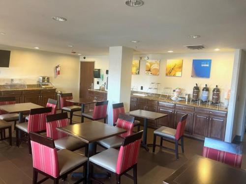 Comfort Inn & Suites Phoenix North / Deer Valley - image 10