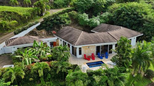 Buitenkant, Spectacular Luxury Rental With Ocean Views And Private Pool in Pristine Bay