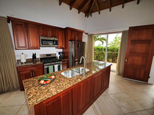 keuken, Spectacular Luxury Rental With Ocean Views And Private Pool in Pristine Bay