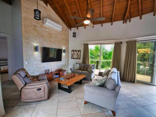 Buitenkant, Spectacular Luxury Rental With Ocean Views And Private Pool in Pristine Bay