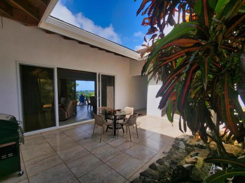 Buitenkant, Spectacular Luxury Rental With Ocean Views And Private Pool in Pristine Bay