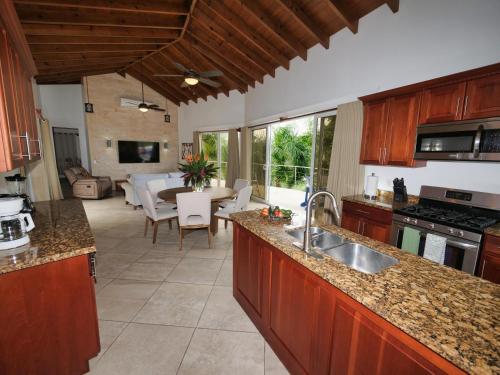 Buitenkant, Spectacular Luxury Rental With Ocean Views And Private Pool in Pristine Bay