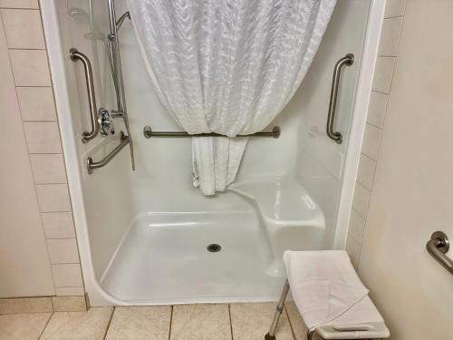 Super 8 by Wyndham High River AB Room Type - Queen Room - Disability Access - Non-Smoking