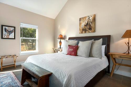 New! Luxury Cottage with Views Fireplace & Grill! in Fredericksburg, USA