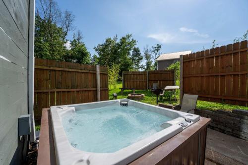Cloud 9 Cabin with an indoor pool hot tub & fire pit, Bryant (foto 2)