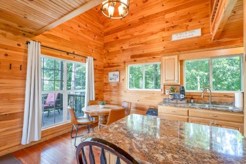 Cloud 9 Cabin with an indoor pool hot tub & fire pit, Bryant (foto 10)