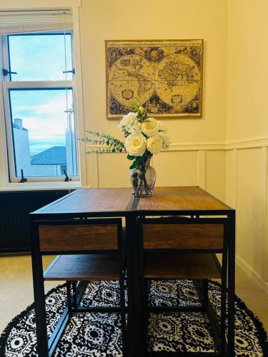 Stylish 2-Bedroom Modern Flat in Coldside