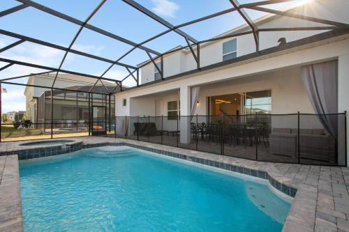 Luxe 9-Bedroom Escape with Private Pool & Game Loft | Solara Resort near Disney, Davenport