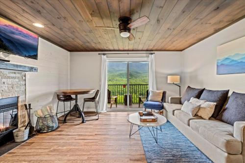 Modern Mountain Escape in Gatlinburg, USA