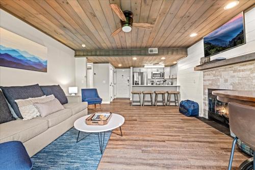 Modern Mountain Escape in Gatlinburg, USA