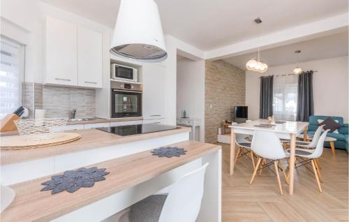 virtuve, Stunning Home In Kakma in Donja Jagodnja
