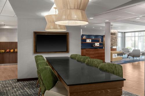 Fairfield Inn and Suites by Marriott Calhoun - image 9