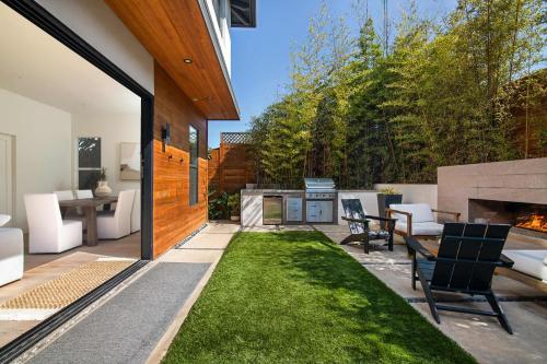 Contemporary Indoor Outdoor Living Walk to Beach in Encinitas, USA
