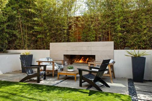 Contemporary Indoor Outdoor Living Walk to Beach in Encinitas, USA