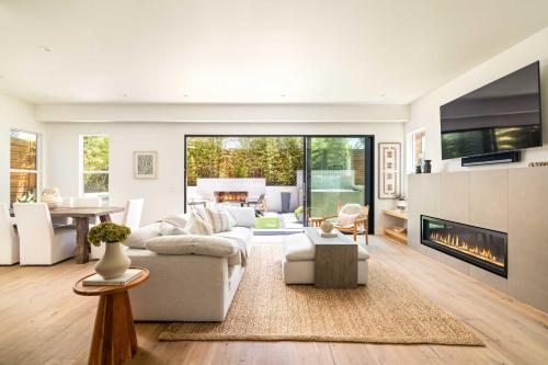 Contemporary Indoor Outdoor Living Walk to Beach