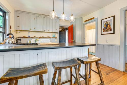 Charming Cottage with Terrace Walk to Harbor! - image 14