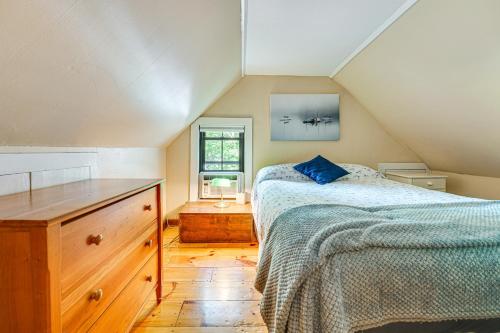 Charming Cottage with Terrace Walk to Harbor! - image 11