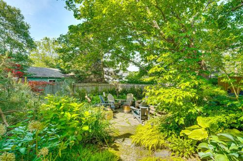 Charming Cottage with Terrace Walk to Harbor! - image 9