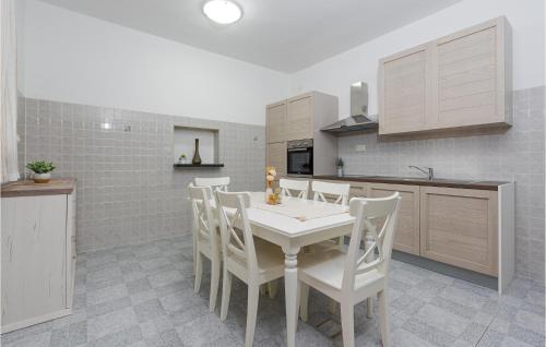 virtuve, Stunning Home In Zadar in Briševo