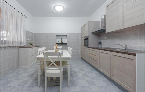virtuve, Stunning Home In Zadar in Briševo