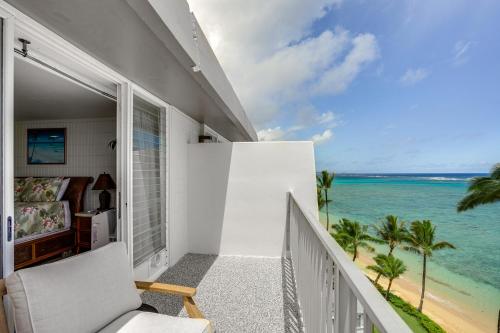 Beachfront Penthouse w/ 3 Lanais on O’ahu! in Punaluu (HI)