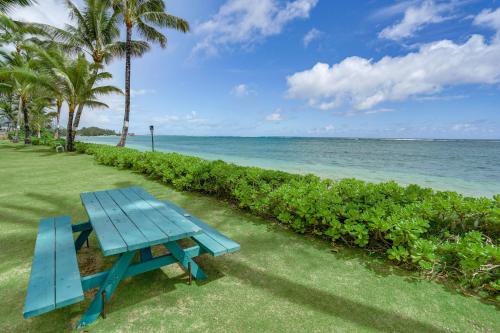Beachfront Penthouse w/ 3 Lanais on O’ahu! in Punaluu (HI)