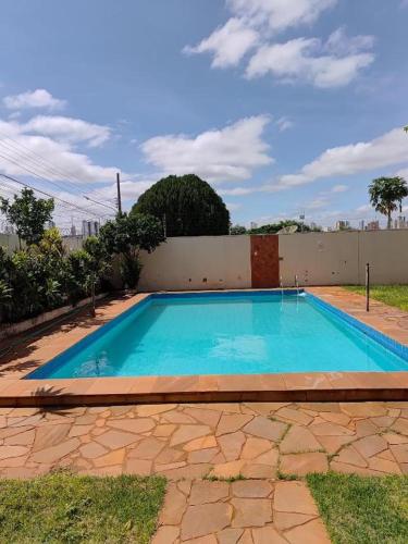 Suites Quartos Lindos Sobrado com Piscina no Centro in แคมโป แกรนด์