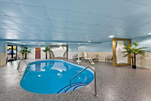 Holiday Inn Express & Suites Raleigh NE - Medical Ctr Area an IHG Hotel - image 8