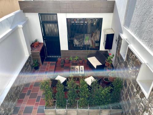 Mini Suite with Patio! Centrally located to all of Quito in ลา ฟลอเรสตา
