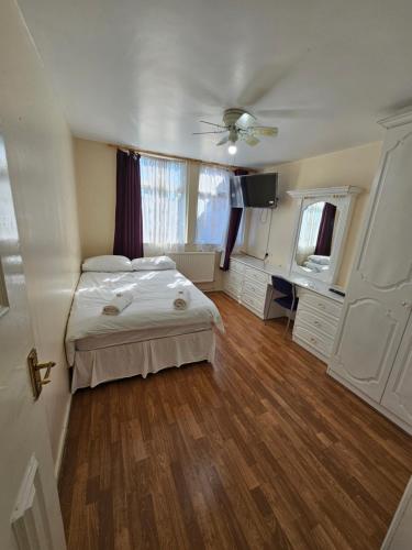 Tanners End Apartment