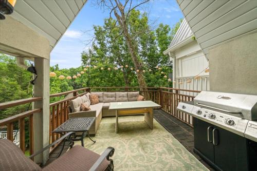 Forge Chalet for 8 - Bunks and Hot Tub by Smokies in Pigeon Forge, USA