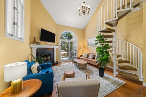 Forge Chalet- Cozy Stay with Bunks, Views and Hot Tub