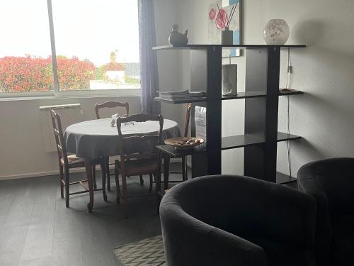 Gîte Saint-Malo-de-Guersac, 2 pièces, 2 personnes - FR-1-306-1001 (Gite Authentique en Plein Cœur du Parc de la Briere, Proche Marais, Terrasse Sud, Tout Equipe - FR-1) in ตริญัก