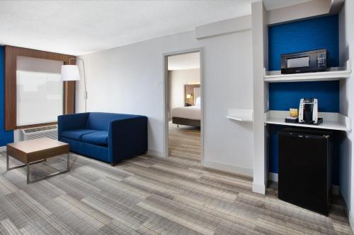 Holiday Inn Express Nashville-Downtown Conference Center an IHG Hotel - image 2