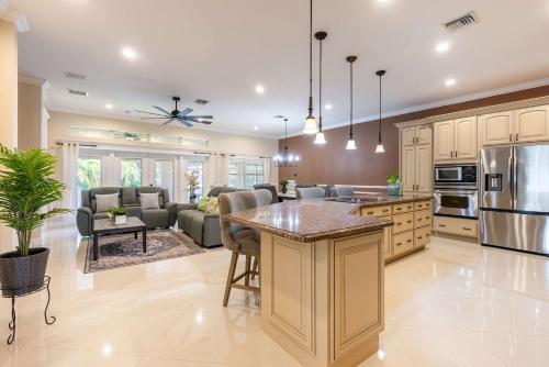 Chill & Spacious 3br - Beaches & Backyard Fun - West Palm Beach, FL