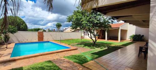 Suites Quartos Lindos Sobrado com Piscina no Centro in แคมโป แกรนด์